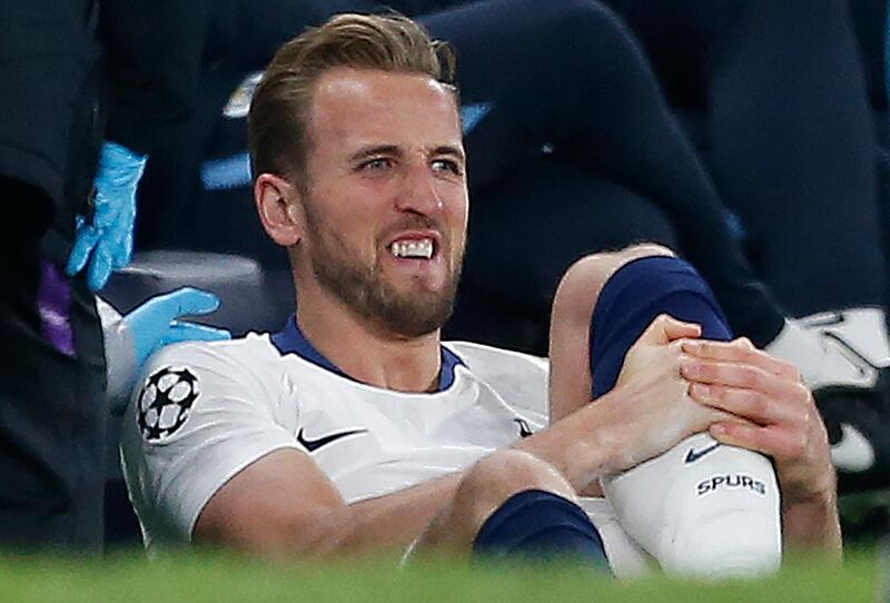 TOPSHOT - Tottenham Hotspur's English striker Harry Kane (C) receives medical treatment before leaving the pitch injured during the UEFA Champions League quarter-final first leg football match between Tottenham Hotspur and Manchester City at the Tottenham Hotspur Stadium in north London, on April 9, 2019. / AFP / IKIMAGES / Ian KINGTON
