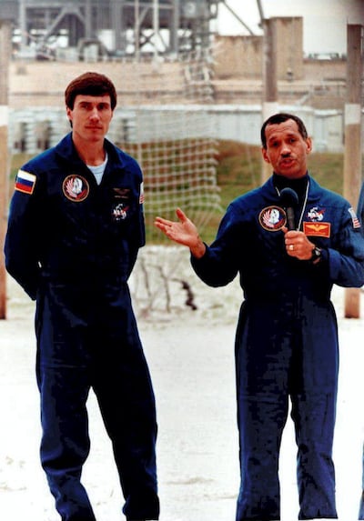 Space Shuttle Discovery Commander Charles Bolden (R) addresses the media, 13 January, 1994, at launch pad 39-A in Kennedy Space Center, FL, accompanied by Russian Mission Specialist Sergei Krikalev. Krikalev is the first Russian cosmonaut to ride in a U.S. space mission. Discovery is skedded to be launched 03 February. (Photo by BRUCE WEAVER / AFP)