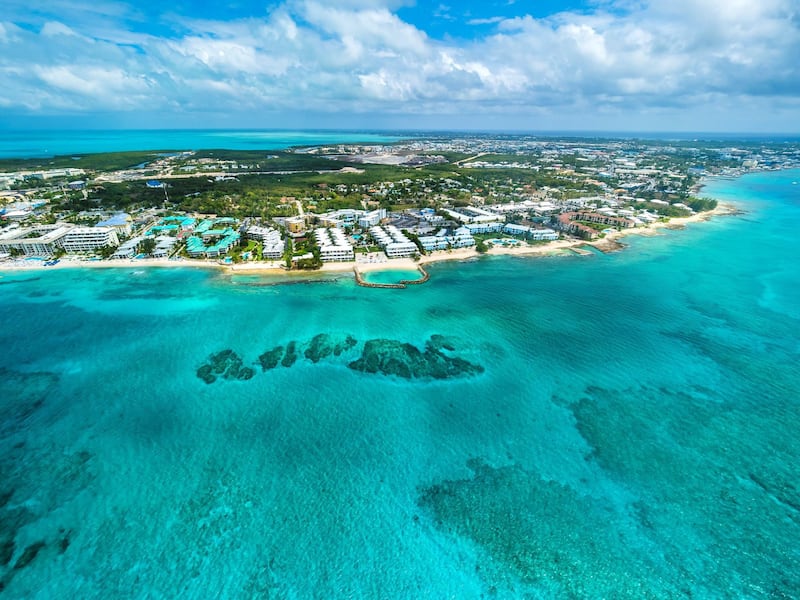 Karibik, Cayman Islands, Grand Cayman, George Town, Flug Ã¼ber George Town und den Seven Miles Beach, Luxus Hotels und Appartements,