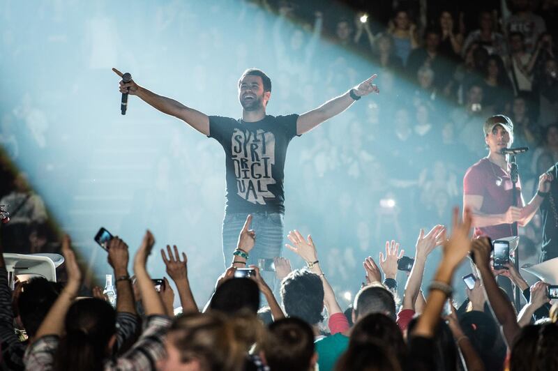 PARIS, FRANCE - NOVEMBER 21: Enrique Iglesias and Anthony Touma perform at Palais Omnisports de Bercy on November 21, 2014 in Paris, France. (Photo by David Wolff - Patrick/Redferns via Getty Images)