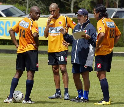 Colombia's coach Jorge Luis Pinto (2-R) speaks with players (L-R) Tresor Moreno, Fredy Grisales and Dairo Moreno during a training session in Rionegro, Antioquia department, on November 12th, 2007. Colombia will face Venezuela next Saturday in the South American qualifiers for the FIFA World Cup South Africa 2010.  AFP PHOTO/Raul ARBOLEDA (Photo by RAUL ARBOLEDA / AFP)