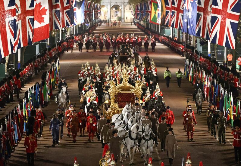 The Gold State Coach is ridden alongside members of the military during a full overnight dress rehearsal of the Coronation Ceremony of Britain’s King Charles and Camilla, Queen Consort in London, Britain, May 3, 2023.  REUTERS / Henry Nicholls     TPX IMAGES OF THE DAY