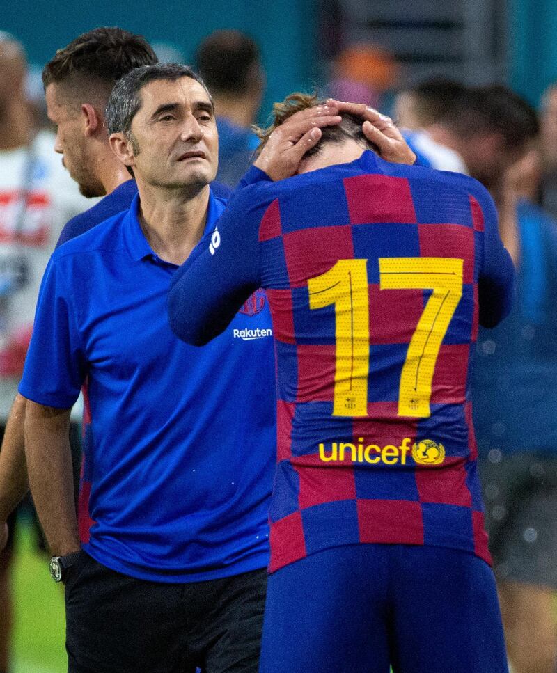 Barcelona manager Ernesto Valverde speaks to a frustrated Antoine Griezmann, back to camera. EPA