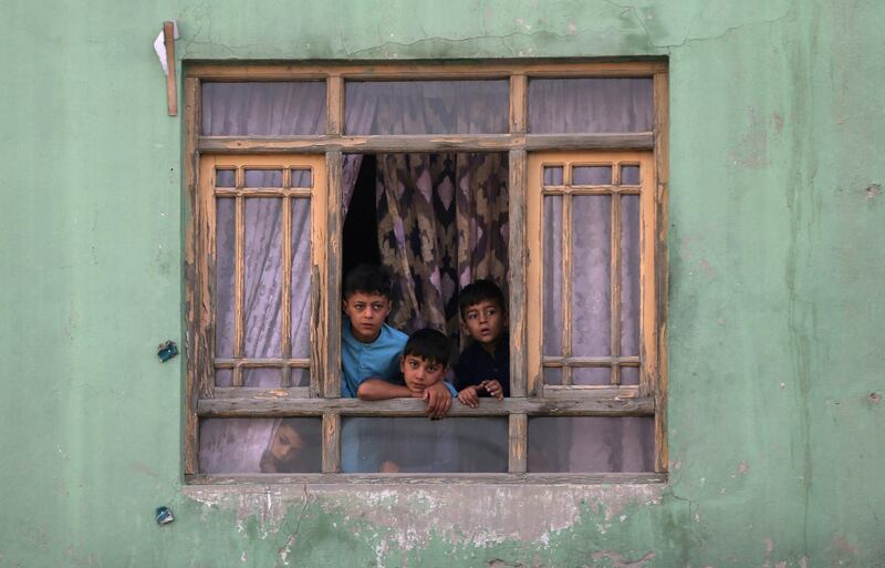Afghan children look out from a broken window at the site of a blast in Kabul, Afghanistan September 3, 2019. REUTERS/Omar Sobhani     TPX IMAGES OF THE DAY