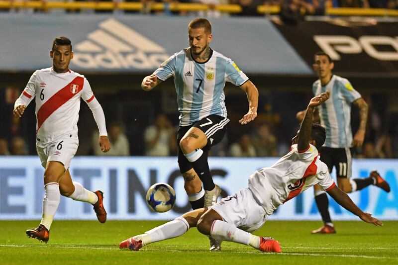Argentina's Dario Benedetto and Peru's Miguel Araujo vie for the ball during their 2018 World Cup football qualifier match in Buenos Aires on October 5, 2017. / AFP PHOTO / EITAN ABRAMOVICH