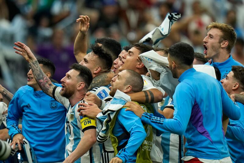 Argentina players celebrate after defeating the Netherlands off penalties during the World Cup quarterfinal soccer match between the Netherlands and Argentina, at the Lusail Stadium in Lusail, Qatar, Saturday, Dec.  10, 2022.  (AP Photo / Francisco Seco)