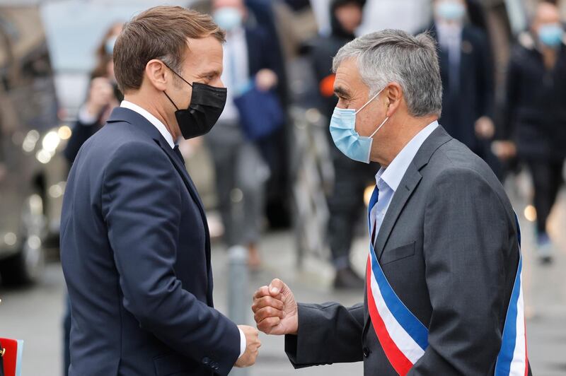 epa08714604 French President Emmanuel Macron (L) speaks with Les Mureaux's mayor Francois Garay (R) in Les Mureaux, outside Paris, France, prior to deliver a speech to present his strategy to fight separatism, 02 October 2020.  EPA/LUDOVIC MARIN / POOL  MAXPPP OUT
