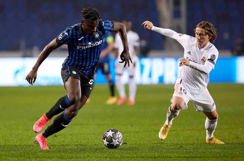 BERGAMO, ITALY - FEBRUARY 24: Duvan Zapata of Atalanta BC competes for the ball with Luka Modric of Real Madrid during the UEFA Champions League Round of 16 match between Atalanta and Real Madrid at Gewiss Stadium on February 24, 2021 in Bergamo, Italy. (Photo by Emmanuele Ciancaglini/Quality Sport Images/Getty Images)