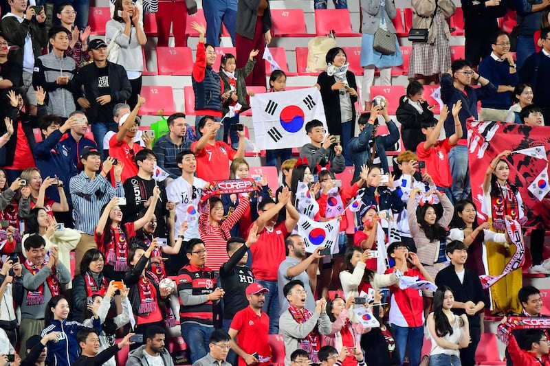 South Korea supporters celebrate their win during the 2019 AFC Asian Cup Round of 16 football match between South Korea and Bahrain at the Rashid Stadium in Dubai on January 22, 2019.  / AFP / Giuseppe CACACE
