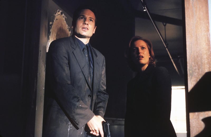 THE X-FILES - SEASON 7:  Agent Fox Mulder (David Duchovny, L) and Agent Dana Scully (Gillian Anderson, R) investigate circumstances around a man who seems to be just a little too lucky in "The Goldberg Variation" episode of THE X-FILES which originally aired Sunday, Dec. 12 (9:00-10:00 PM ET/PT) on FOX. (Photo by FOX via Getty Images)