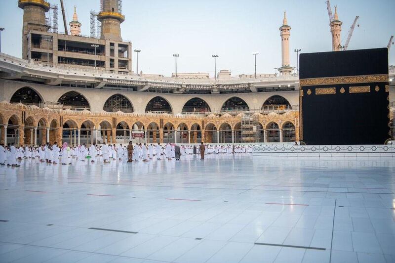 Worshipers perform Istisqa (rain-seeking) prayer on Thursday at the holy mosque of Makkah in Saudi Arabia. Courtesy Makkah Province