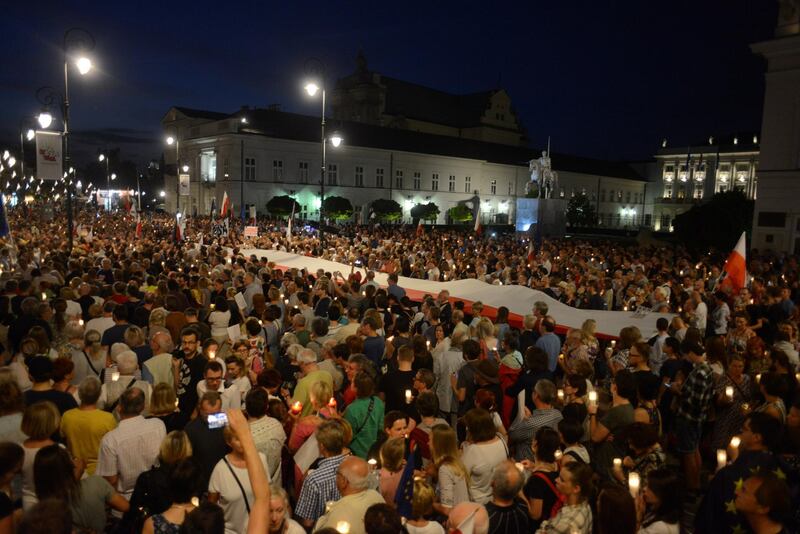 People gather during the "Chain of lights" protest against judicial overhaul in front of the Presidential Palace in Warsaw, Poland July 26, 2018. Agencja Gazeta/Maciek Jazwiecki via REUTERS   ATTENTION EDITORS - THIS IMAGE WAS PROVIDED BY A THIRD PARTY. POLAND OUT. NO COMMERCIAL OR EDITORIAL SALES IN POLAND.