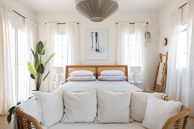 Off-white furniture and neutral accessories are essential to recreate this coastal-inspired aesthetic. Photo: Kuky Design