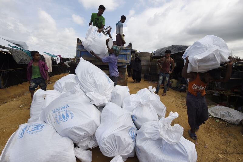 Rohingya refugees recieve UN relief supplies at the Kutupalong refugee camp on September 24, 2017.
Nearly 430,000 refugees have been herded by the Bangladesh military into a handful of overstretched camps near the border with Myanmar, where tens of thousands live in the open without shelter.
 / AFP PHOTO / DOMINIQUE FAGET
