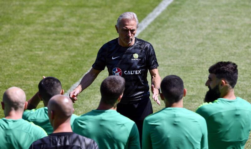 Australia's coach Bert van Marwijk talks to his players during a training session in Kazan on June 24, 2018, during the Russia 2018 World Cup football tournament. / AFP / SAEED KHAN
