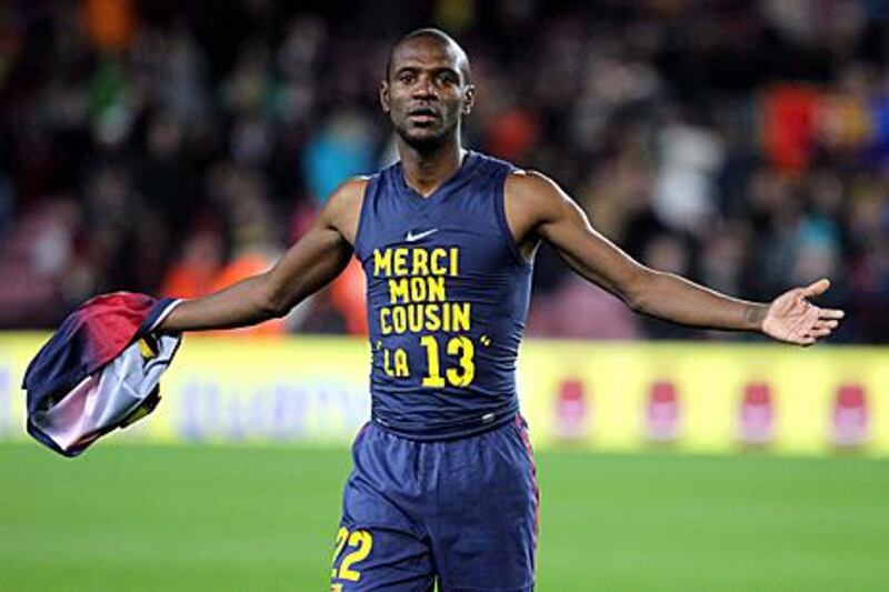 epa03652283 FC Barcelona's French defender Eric Abidal shows a shirt to thank his cousin, donor at his liver transplant, at the end of their Spanish Primera Division soccer match against RCD Mallorca played at Camp Nou stadium in Barcelona, northeastern Spain, 06 April 2013.  EPA/TONI ALBIR