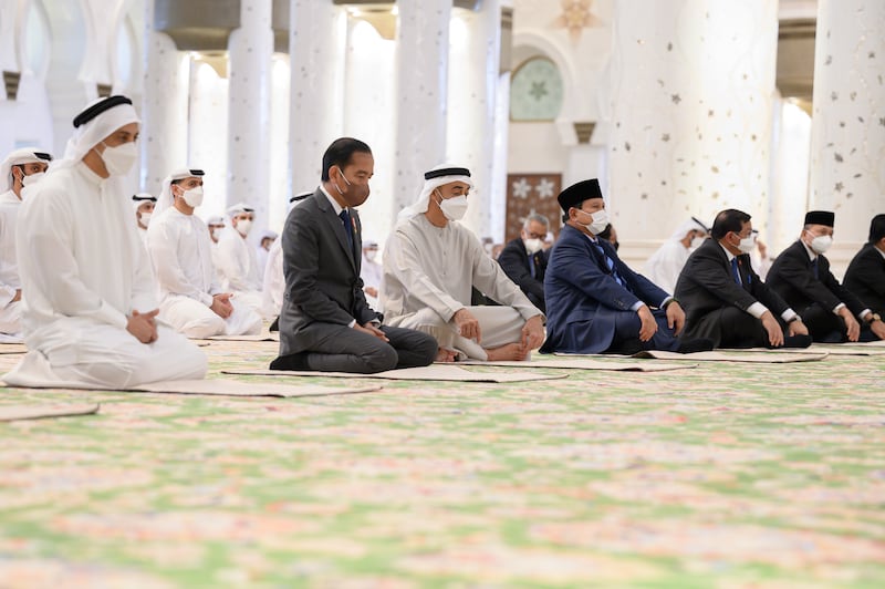The two leaders performed the prayer at the Sheikh Zayed Grand Mosque in Abu Dhabi. 