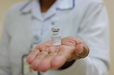 A nurse displays a dose of the Pfizer-BioNTech COVID-19 vaccine at al-Barsha Health Centre in the Gulf Emirate of Dubai on December 24, 2020. / AFP / GIUSEPPE CACACE