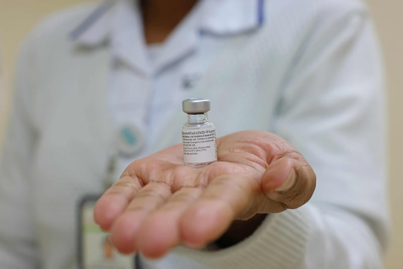 A nurse displays a dose of the Pfizer-BioNTech COVID-19 vaccine at al-Barsha Health Centre in the Gulf Emirate of Dubai on December 24, 2020.  / AFP / GIUSEPPE CACACE
