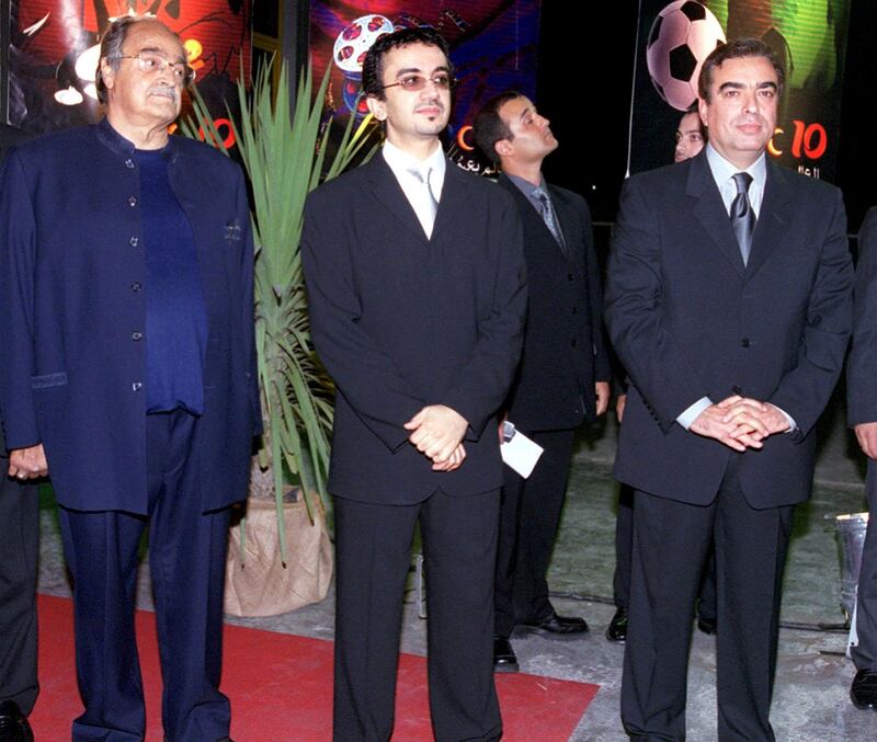 Saudi Media magnate Sheikh Saleh Kamel (L) poses with chairman of London-based MBC satellite TV station Sheikh Walid el-Barahim (C) and Lebanese TV presenter George Qurdahi during MBC's 10-year anniversary at Forum de Beirut 18 September 2001. (Film) AFP PHOTO/Suhaila SAHMARANI (Photo by SUHAILA SAHMARANI / AFP)