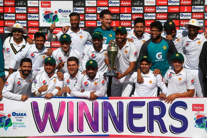 Pakistan's cricketers pose for a photograph with their trophy after winning the second Test cricket match between Pakistan and Sri Lanka at the National Cricket Stadium in Karachi on December 23, 2019.  / AFP / Asif HASSAN
