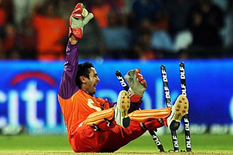 The Kochi wicketkeeper Parthiv Patel successfully appeals for the run out of Brett Lee.