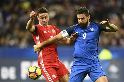 Wales' defender James Chester (L) vies for the ball with France's forward Olivier Giroud during the friendly football match between France and Wales at the Stade de France stadium, in Saint-Denis, on the outskirts of Paris, on November 10, 2017. / AFP PHOTO / CHRISTOPHE SIMON