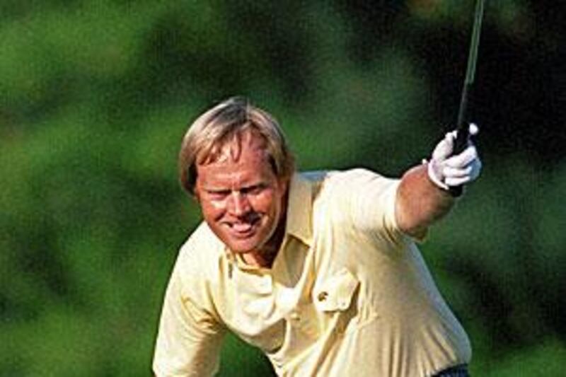 Jack Nicklaus watches his birdie putt drop on the 17th hole in the final round of the 1986 Masters.
