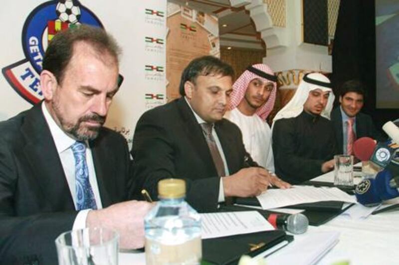epa02697924 A Handout photo released by the Royal Emirates Group on 22 April 2011 shows (from L-R) Spanish club Getafe president Angel Torres, Royal Emirates Group of Companies managing director Kaiser Rafiq and Dubai's Sheik Butti bin Suhail Al Maktoum, signing documents to make official that the Royal Emirates Group will purchase first division Spanish football club Getafe CF in Dubai, United Arab Emirates, 21 April 2011.  EPA/ROYAL EMIRATES GROUP / HO HANDOUT EDITORIAL USE ONLY HANDOUT EDITORIAL USE ONLY *** Local Caption ***  02697924.jpg
