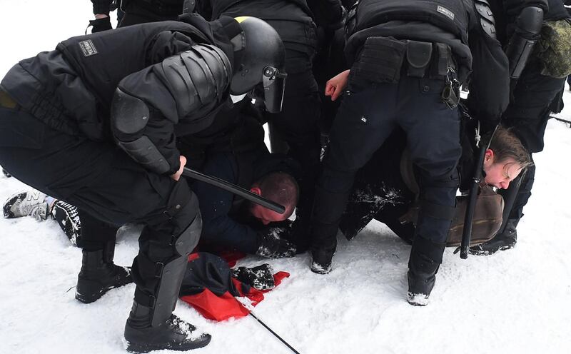 Police detain men during a rally in support of jailed opposition leader Alexei Navalny in Saint Petersburg on January 31, 2021. Navalny, 44, was detained on January 17 upon returning to Moscow after five months in Germany recovering from a near-fatal poisoning with a nerve agent and later jailed for 30 days while awaiting trial for violating a suspended sentence he was handed in 2014. / AFP / Olga MALTSEVA
