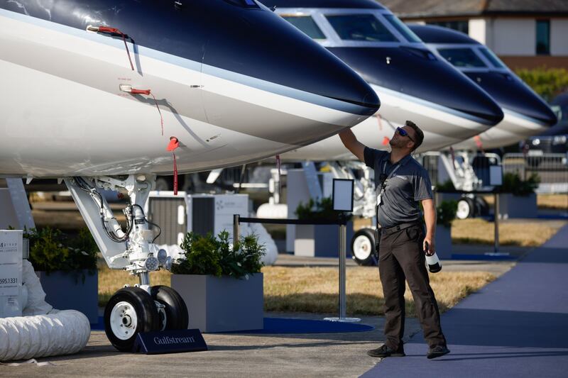 A worker keeps a GulfStream Aerospace Corp G650 business jet gleaming. Bloomberg