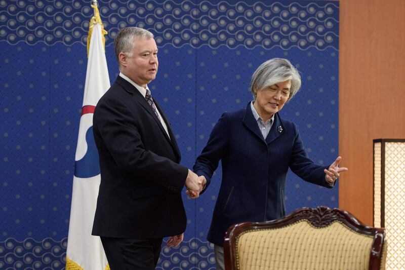 US Special Representative for North Korea Stephen Biegun (L) walks with South Korea's Foreign Minister Kang Kyung-wha (R) during their meeting at the foreign ministry in Seoul on February 9, 2019.  / AFP / Ed JONES
