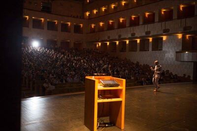 Ahmed Hankir giving a public presentation - a powerful and poetic combination of drama and the brutal reality of his own life - to a thousand medical students in Lisbon in 2015. Photo: Ahmed Hankir

