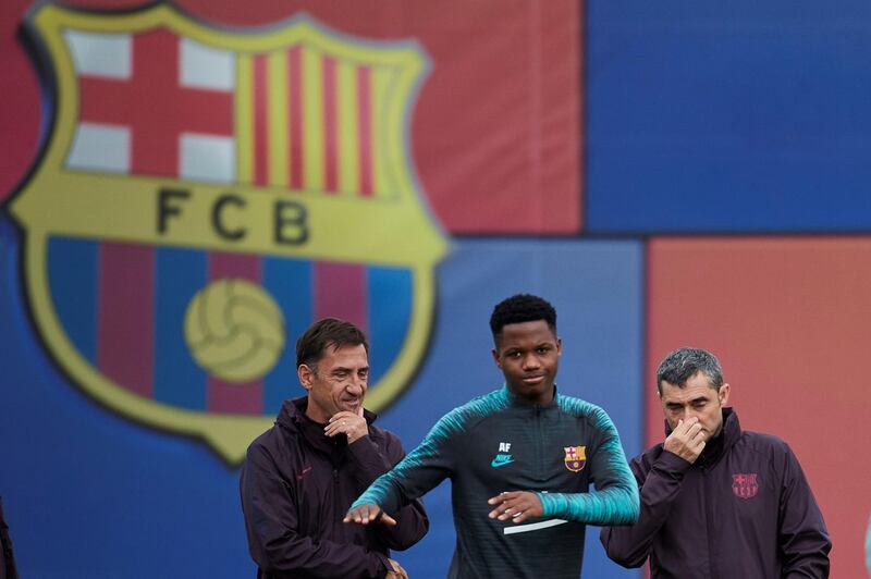 epa07940245 FC Barcelona's Ansu Fati (2-R) trains in front of the club's head coach, Ernesto Valverde (R), during a team's training session at Joan Gamper sport complex in Sant Joan Despi, Barcelona, Spain, 22 October 2019. The club prepares its upcoming UEFA Champions League group round soccer match against Slavia Prague at Prague's Eden Arena Stadium on 23 October.  EPA/Alejandro Garcia