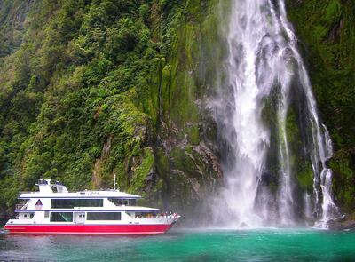 JK127M New Zealand, boat in Milford Sound, Neuseeland - Boot im Milford Sound. Mc Photo/Ludwig / Alamy Stock Photo