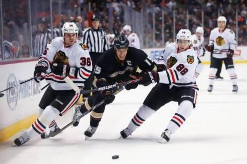 Anaheim’s Ryan Getzlaf, centre, jostles with Chicago’s Dave Bolland, left, and Patrick Kane.