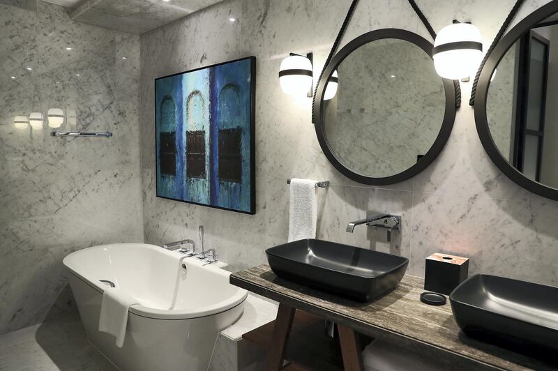 DUBAI , UNITED ARAB EMIRATES , October 17  – 2019 :- Bathroom inside the suite at the Andaz Dubai The Palm hotel on Palm Jumeirah in Dubai.  ( Pawan Singh / The National )  For Life Style