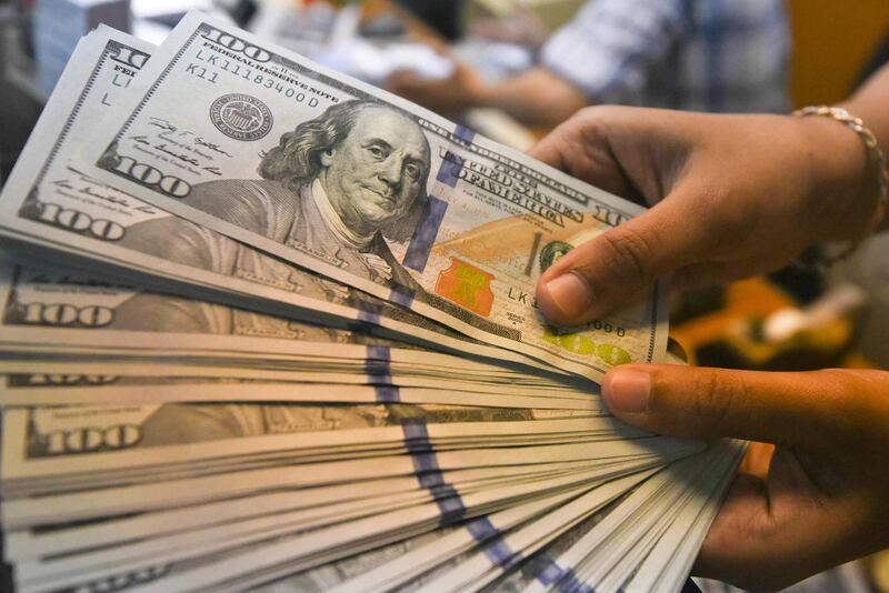 An employee shows U.S. dollars banknotes at a money changer in Jakarta, Indonesia, April 24, 2018. Pictures taken April 24, 2018.  Antara Foto/Hafidz Mubarak/via REUTERS ATTENTION EDITORS - THIS IMAGE WAS PROVIDED BY A THIRD PARTY. MANDATORY CREDIT. INDONESIA OUT. NO COMMERCIAL OR EDITORIAL SALES IN INDONESIA.