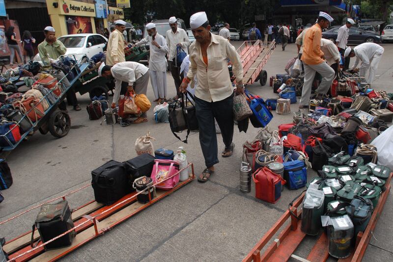 epa02870696 Dabbawala (box-carrier) arranges the Tiffin (lunch box) on the roadside in Mumbai, India, 18 August 2011. The Dabbawala has announced one-day strike in support of Anna Hazare’s anti-corruption movement and will take out rally in Mumbai 18 August, from Churchgate to Azad ground. This is the first time in the 120-year-old history of Dibbawala, when the famous Tiffin service in the tinsel city will observe strike.  EPA/DIVYAKANT SOLANKI *** Local Caption ***  02870696.jpg