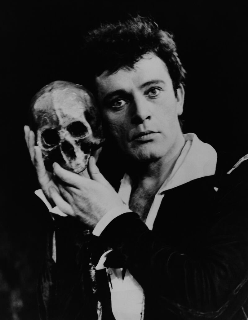 Welsh actor Richard Burton (1925 - 1984) as Hamlet in an Old Vic Company production of Shakespeare's play at the Assembly Hall in Edinburgh, Scotland, during the Edinburgh Festival, 24th August 1953. (Photo by Keystone/Hulton Archive/Getty Images)