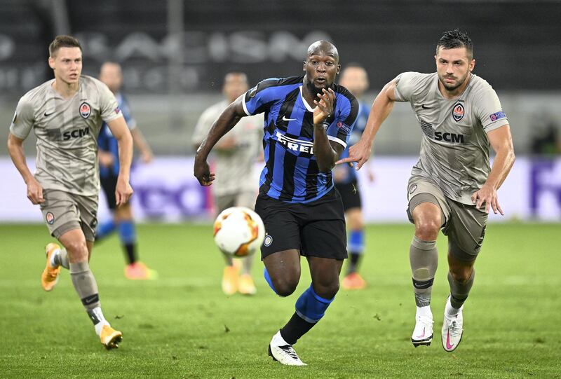 DUESSELDORF, GERMANY - AUGUST 17: Romelu Lukaku of Inter Milan is challenged by Davit Khocholava of Shakhtar Donetsk during the UEFA Europa League Semi Final between Internazionale and Shakhtar Donetsk at Merkur Spiel-Arena (Duesseldorf Arena) on August 17, 2020 in Duesseldorf, Germany. (Photo by Sascha Steinbach/Pool via Getty Images)