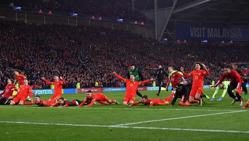 Wales' players celebrate victory and qualification after the Group E Euro 2020 football qualification match between Wales and HUngary at Cardiff City Stadium in Cardiff, Wales on November 19, 2019. Wales beat Hungary 2-0 to qualify.  / AFP / Paul ELLIS
