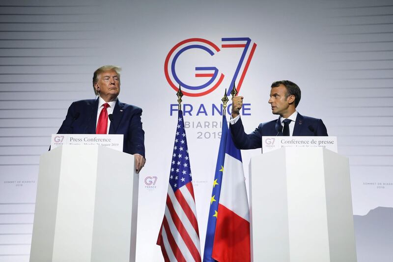 TOPSHOT - France's President Emmanuel Macron (R) and US President Donald Trump deliver a joint press conference in Biarritz, south-west France on August 26, 2019, on the third day of the annual G7 Summit attended by the leaders of the world's seven richest democracies, Britain, Canada, France, Germany, Italy, Japan and the United States.  / AFP / ludovic MARIN
