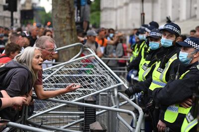 Police watch protestors during an anti-Vaccine and anti-lockdown demonstration outside Downing street in central London, on June 26, 2021.  / AFP / DANIEL LEAL-OLIVAS

