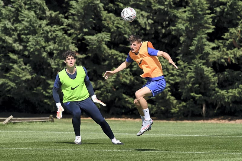 COBHAM, ENGLAND - JULY 31: Kepa Arrizabalaga and Mason Mount of Chelsea during a training session at Chelsea Training Ground on July 31, 2020 in Cobham, England. (Photo by Darren Walsh/Chelsea FC via Getty Images)