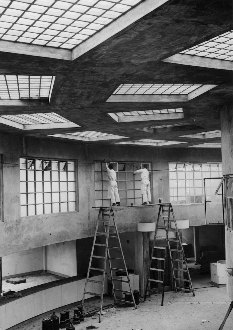 Workmen completing the main building at Gatwick in 1936