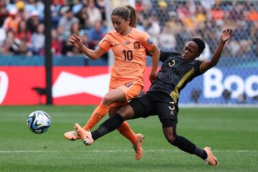 Netherlands' Danielle Van de Donk, left, competes for the ball with South Africa's Bongeka Gamede during the Women's World Cup Group round of 16 soccer match between Netherlands and South Africa at the Sydney Football Stadium in Sydney, Australia, Sunday, Aug.  6, 2023.  (AP Photo / Aisha Schulz)