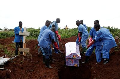 Congolese Red Cross workers carry the coffin of Congolese woman Kahambu Tulirwaho who died of Ebola, during a burial service at a cemetery in Butembo, in the Democratic Republic of Congo, March 28, 2019.Picture taken March 28, 2019.REUTERS/Baz Ratner TPX IMAGES OF THE DAY