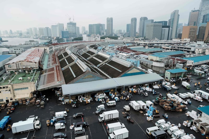 General view of morning activities at the landmark Tsukiji fish market following the market's final morning auctions before closing its doors, in Tokyo on October 6, 2018.  Tokyo fishmongers gathered before dawn on October 6 for one final tuna auction at the world-famous Tsukiji market before it closes its doors and moves to a new site. / AFP / Nicolas Datiche
