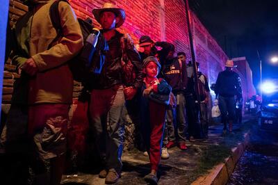 Migrants -mostly Hondurans- taking part in a caravan heading to the US, line up to enter a shelter as arriving to Puebla, Puebla state, Mexico, on November 3, 2018.  President Donald Trump on Thursday warned that soldiers deployed to the Mexican border could shoot Central American migrants who throw stones at them while attempting to cross illegally. / AFP / Guillermo Arias
